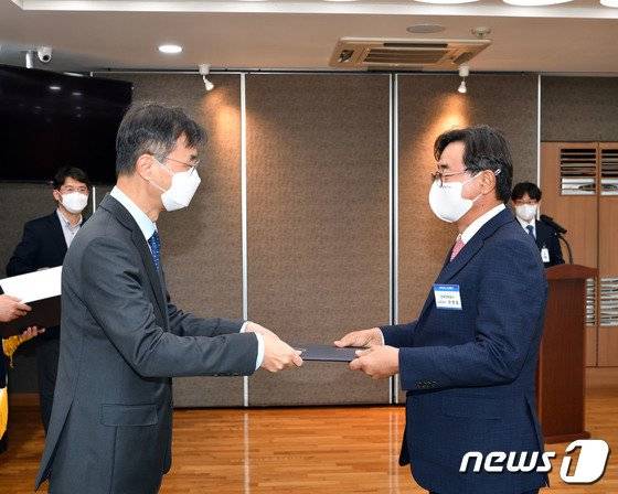 한전은 감사원 주관 '2021년 자체감사활동 심사'에서 최우수기관으로 선정됐다. 최영호 한전 상임감사위원(오른쪽)이 감사원장 표창을 받고 있다./뉴스1