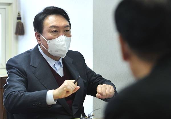 윤석열 국민의힘 대선 후보가 8일 노재승 선대위 공동선대위원장의 ‘5.18 발언'에 대해 선대위에서 검토 중이라고 밝혔다. 사진은 윤석열 후보가 8일 서울 서초구 재경광주전남향우회 회의실에서 발언하는 모습. /사진=뉴스1(국회사진취재단)