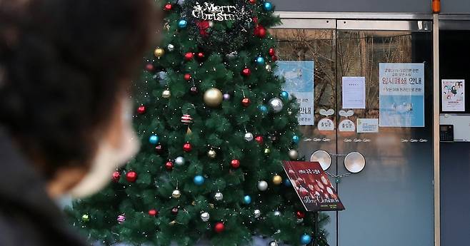 8일 국내 첫 오미크론 확진자가 발생한 인천 A교회가 임시 폐쇄돼 출입문이 굳게 잠겨 있다./사진=뉴스1