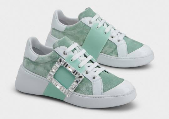 신세계백화점과의 협업을 기념해 단독 상품으로 판매하는 비브 스케이트 스니커즈 그린. 스니커즈 상품은 2019년 첫 출시 이후 로저 비비에 전체 슈즈 판매량의 20% 이상을 차지하는 대표 상품으로 떠올랐다.  로저비비에 제공