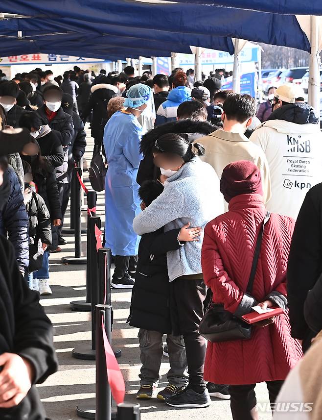 [안산=뉴시스] 김종택기자 = 지난 6일 오전 경기도 안산시 단원구보건소에서 시민들이 코로나19 검사를 받기위해 길게 줄 서 있다. 2021.12.06.jtk@newsis.com