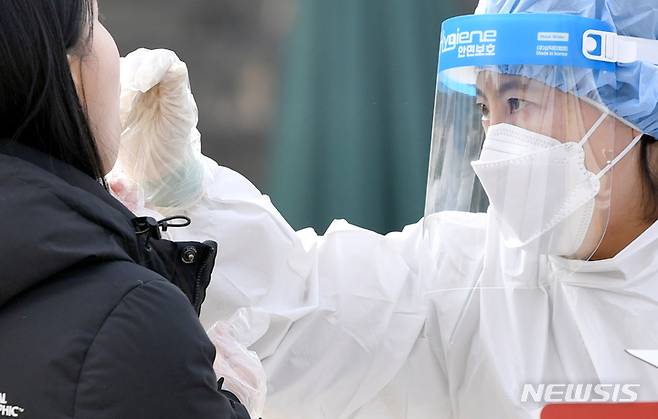 [광주=뉴시스] 류형근 기자 = 코로나19 검사. (사진=뉴시스 DB). photo@newsis.com *재판매 및 DB 금지