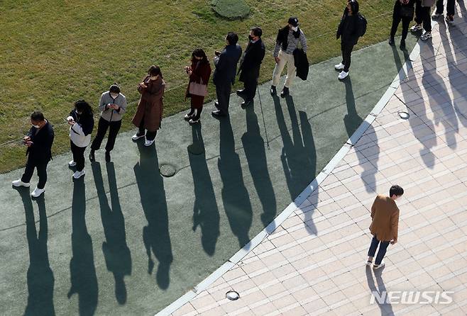 [서울=뉴시스] 고승민 기자 = 코로나19 신규 확진자 수가 사상 처음으로 7,000명을 넘은 8일 서울광장 임시선별검사소를 찾은 시민들이 줄을 서고 있다. 위중증 환자 수 역시 최초로 800명 이상 집계되면서 위기감이 고조되고 있다. 질병관리청 중앙방역대책본부(방대본)에 따르면 이날 0시 기준 코로나19 확진자 수는 7175명 늘어 누적 48만9484명이다. 재원 중인 위중증 환자 수는 840명이다. 종전 최다였던 전날 774명보다 66명 증가했다. 2021.12.08. kkssmm99@newsis.com