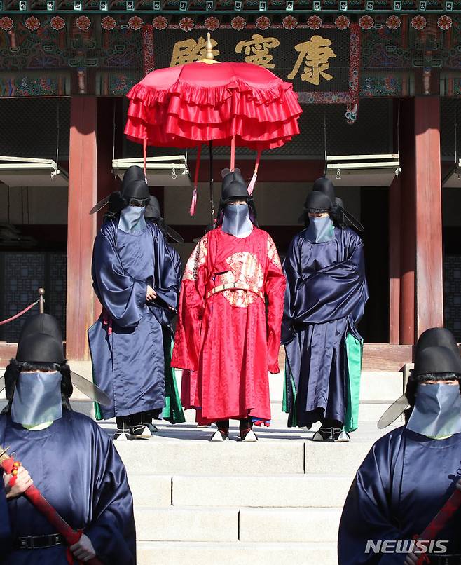 [서울=뉴시스] 고범준 기자 = 8일 오전 서울 종로구 경복궁에서 출연진들이 왕가의 산책을 진행하고 있다. 문화재청 궁능유적본부와 한국문화재재단은 오는 24일까지 국왕과 왕비, 산선시위, 호위군사 등 총 40여 명의 출연진이 경복궁을 산책하는 장면을 재현, 과거 궁궐의 한 장면을 볼 수 있도록 기획했다. 2021.12.08. bjko@newsis.com