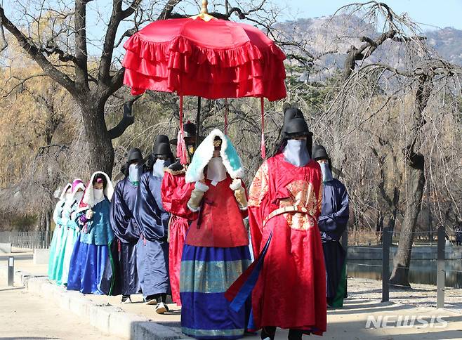 [서울=뉴시스] 고범준 기자 = 8일 오전 서울 종로구 경복궁에서 출연진들이 왕가의 산책을 진행하고 있다. 문화재청 궁능유적본부와 한국문화재재단은 오는 24일까지 국왕과 왕비, 산선시위, 호위군사 등 총 40여 명의 출연진이 경복궁을 산책하는 장면을 재현, 과거 궁궐의 한 장면을 볼 수 있도록 기획했다. 2021.12.08. bjko@newsis.com