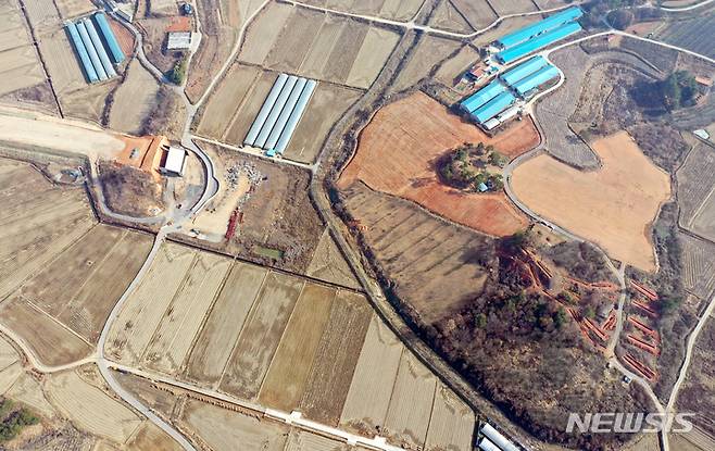 [나주=뉴시스] 류형근 기자 = 문화재청 관계자들이 8일 오후 전남 나주시 봉황면 '광주~강진 고속도로 5공구 건설 현장'에서 발견된 5~6세기 추정 장고분(長鼓墳) 유적에 대해 현장조사를 벌이고 있다. 2021.12.08. hgryu77@newsis.com