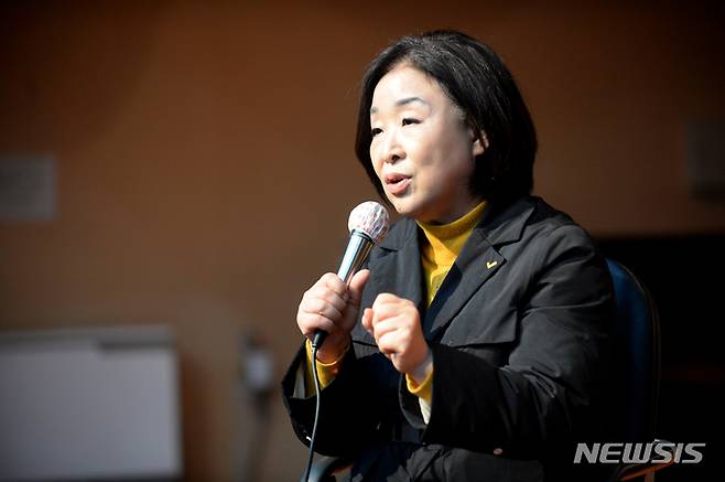 [광주=뉴시스] 김혜인 기자 = 정의당 심상정 대선 후보가 8일 오후 광주 동구 서석동 조선대학교 사범대 6층 연주홀에서 열린 토크콘서트에서 강연을 하고 있다. 2021.12.08.hyein0342@newsis.com