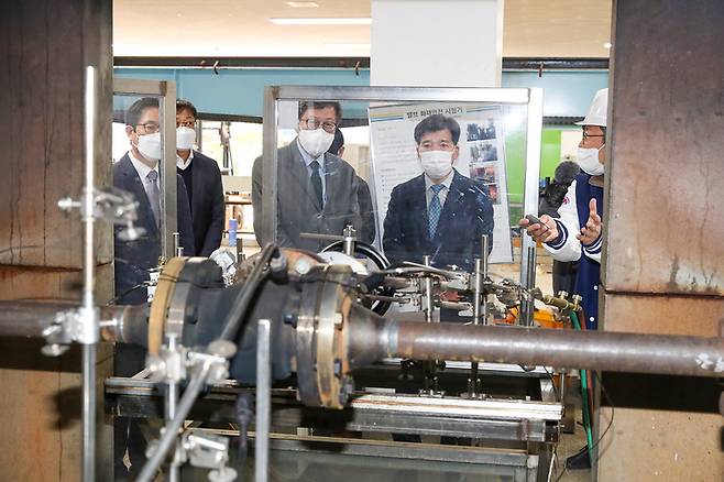 [부산=뉴시스] 박형준 부산시장과 이해우 동아대 총장 등이 동아대 고기능성밸브기술지원센터 공정 시연을 보고 있다. (사진=동아대 제공) *재판매 및 DB 금지