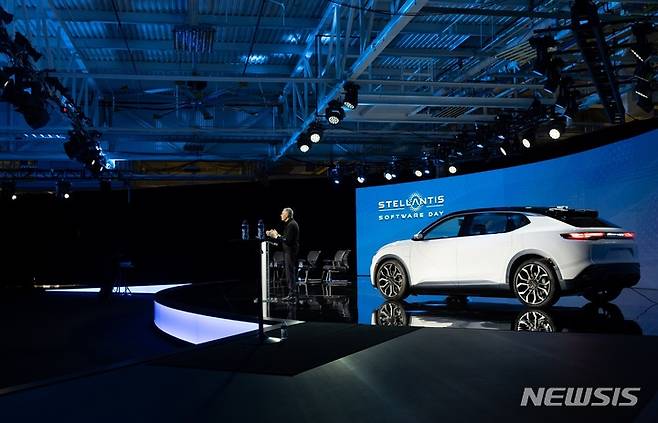 [서울=뉴시스] '소프트웨어 데이 2021'에서 스텔란티스 그룹 CEO 카를로스 타바레스가 발표하는 모습 (사진=스텔란티스 코리아 제공)