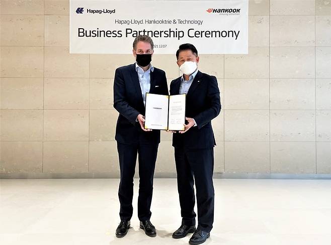 [서울=뉴시스] (왼쪽)하파그로이드 한스 쉐퍼 아시아지역본부장 부사장과 한국타이어 이수일 대표이사 사장이 7일 해상운송 장기계약 체결을 맺고 기념사진을 찍고 있다. (사진=한국타이어 제공) *재판매 및 DB 금지