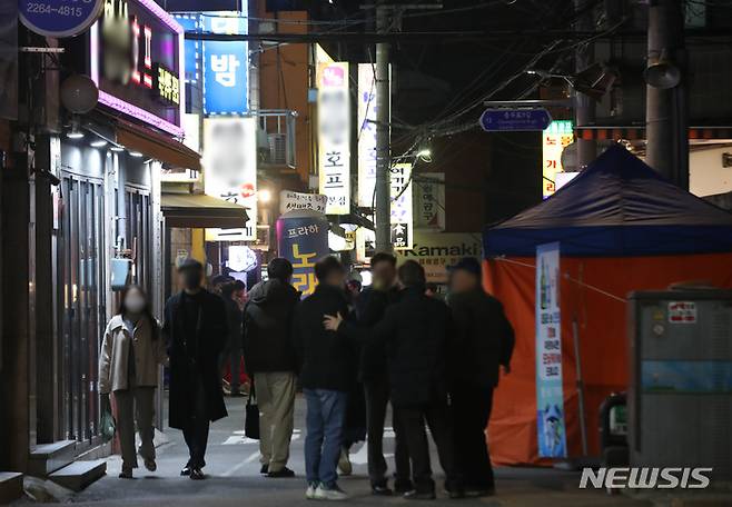 [서울=뉴시스] 조수정 기자 = 0시 기준 코로나19 신규 확진자수가 7000명을 넘긴 8일 밤 서울 시내 한 먹자골목에서 시민들이 북적이고 있다.  2021.12.08. chocrystal@newsis.com