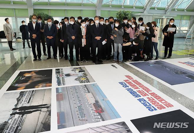 [서울=뉴시스] 최동준 기자 = 이재명 더불어민주당 대선 후보가 8일 서울 여의도 국회 의원회관에서 고 김용균 3주기 추모 사진전을 관람하고 있다. (공동취재사진) 2021.12.08. photo@newsis.com