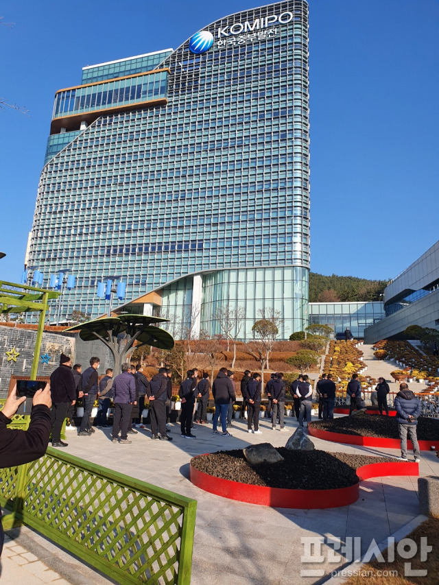 ▲한국노총 건설노조 기계분과 서부지부 회원들이 한국중부발전 본사 앞에서 농성을 벌이고 있다 ⓒ프레시안(이상원)