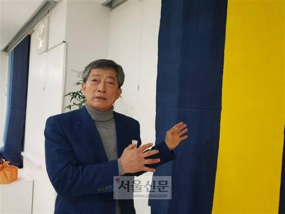 평생 천연염색에 몰두해 온 한광석씨가 ‘갤러리 re’ 전시실에서 자신이 만든 섬유류에 대해 설명하고 있다.