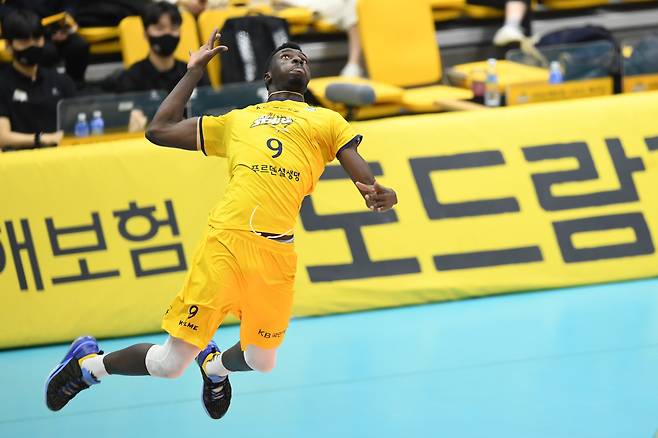 초사이언 모드로 강서브를 날리는 케이타. KOVO 제공