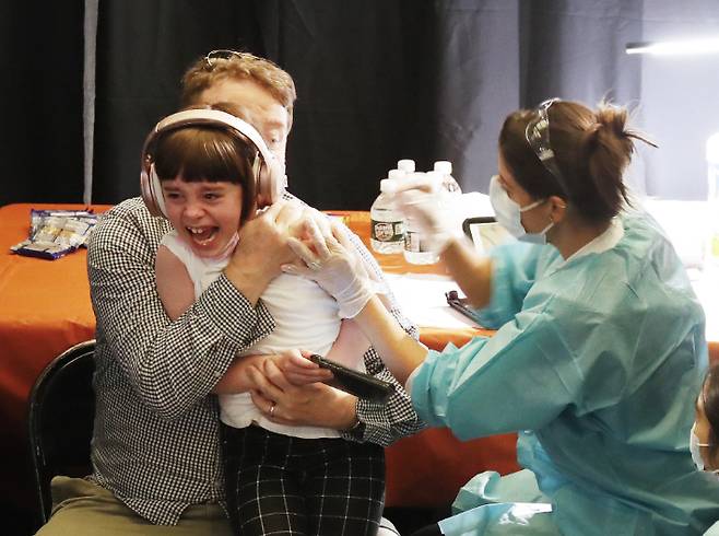 - 코로나19 백신 접종하는 8세 미국 어린이. AP연합뉴스