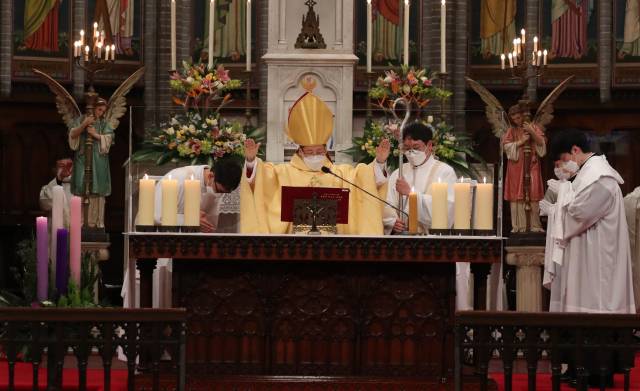 천주교 서울대교구장에 취임하는 정순택 대주교가 8일 오후 서울 명동대성당에서 착좌미사를 봉헌하고 있다. / 사진공동취재단