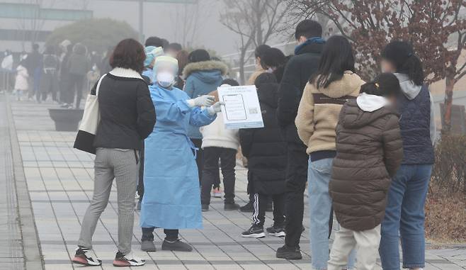 ‘코로나19’ 신규확진자가 7000명이 넘었다는 소식과 짙은 안개까지 낀 18일 오전 세종시청 내 선별진료소를 찾은 시민들이 검사를 받기 위해 길게 줄지어 있다. 연합뉴스