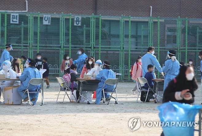 초등학교 전수 검사 [연합뉴스 자료사진]