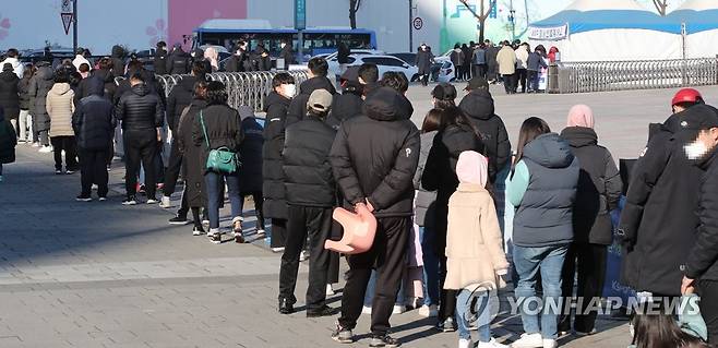 폭증한 선별검사, 몇 시간 대기는 기본 (서울=연합뉴스) 황광모 기자 = 신종 코로나바이러스 감염증(코로나19) 신규 확진이 사상 최다인 7천175명을 기록한 8일 오전 서울 송파구 올림픽 공원에 설치된 임시선별진료소에를 찾은 시민들이 검사를 받기 위해 긴 줄을 서 있다. 2021.12.8 hkmpooh@yna.co.kr