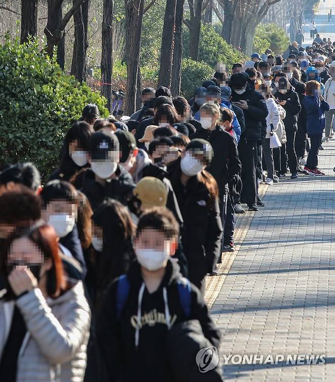 긴 줄, 기다림 선별검사 받기도 힘들다 (서울=연합뉴스) 황광모 기자 = 신종 코로나바이러스 감염증(코로나19) 신규 확진이 사상 최다인 7천175명을 기록한 8일 오전 서울 송파구 올림픽 공원에 설치된 임시선별진료소에를 찾은 시민들이 검사를 받기 위해 긴 줄을 서 있다.  2021.12.8 hkmpooh@yna.co.kr