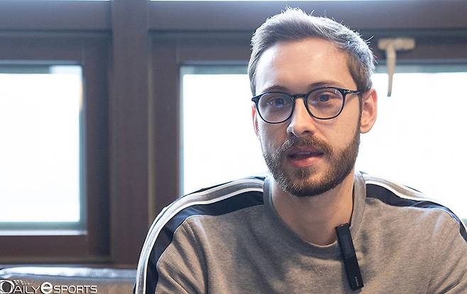 질문에 진지하게 답을 하는 '비역슨' 쇠렌 비에르그.