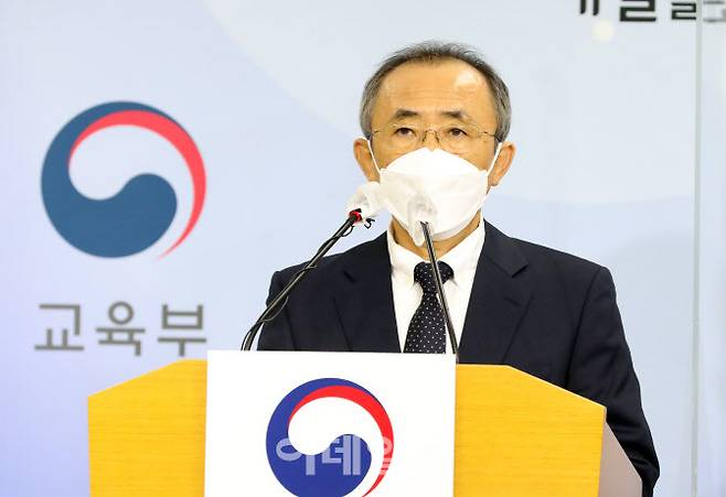 강태중 한국교육과정평가원장이 9일 오전 정부세종청사에서 열린 2022학년도 대학수학능력시험 채점 결과 발표 브리핑에서 모두발언을 하고 있다.(사진=뉴시스)