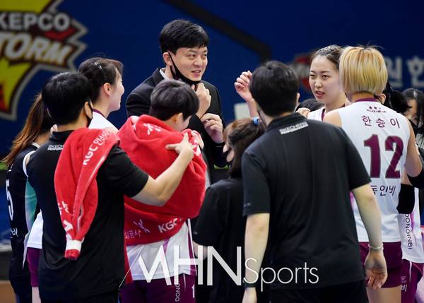 사진= KGC인삼공사 이영택 감독(가운데)이 선수들에게 작전지시를 내리고 있다ⓒMHN스포츠 이지숙 기자