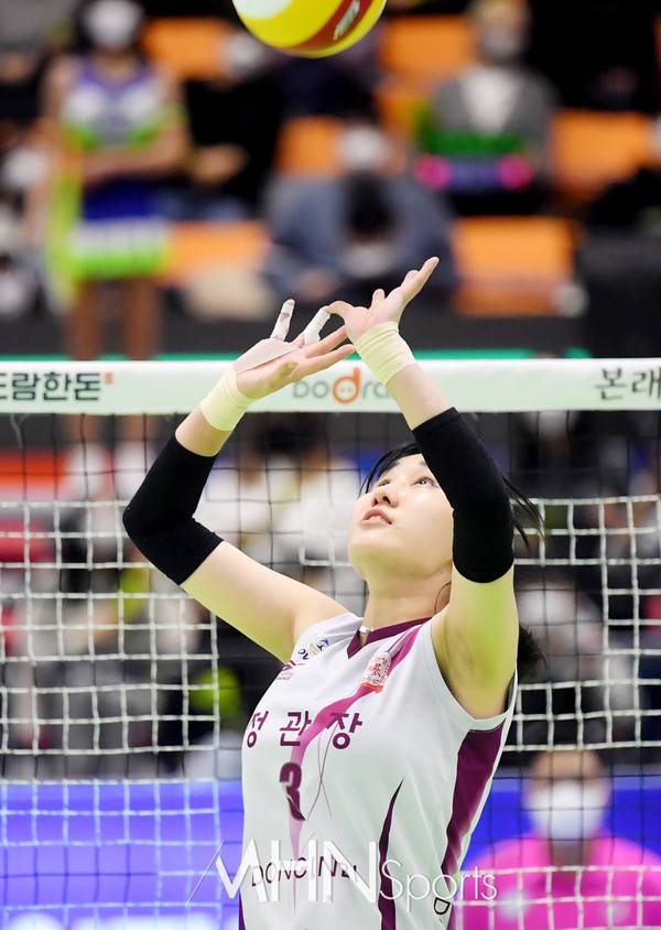 사진= KGC인삼공사 세터 염혜선이 세트를 시도하고 있다ⓒMHN스포츠 이지숙 기자