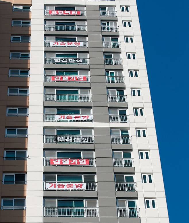 위례 호반써밋에 내걸린 현수막 - 지난 8일 경기도 하남시 위례 호반써밋 아파트 발코니에 조기 분양 전환을 반대하는 현수막이 붙어 있다. 입주민들은 "입주 9개월 만에 최대 10억원을 내고 분양받으라는 것은 민간 임대 취지에 어긋난다"고 반발하고 있다. 호반산업 측은 "일부 입주민의 요구가 있었고 종부세를 감당하기 어렵다"는 입장이다. /김연정 객원기자