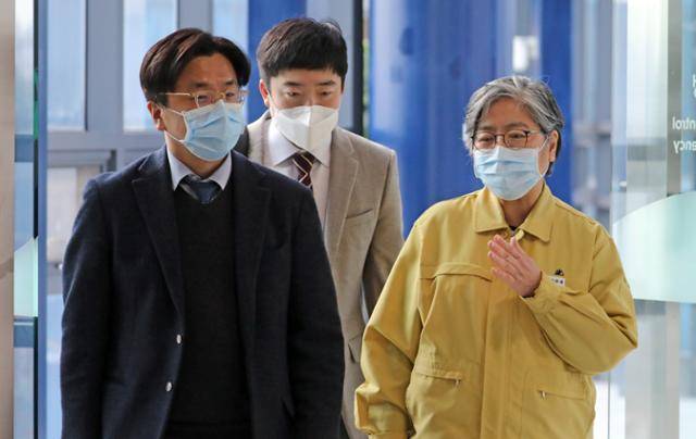 정은경(오른쪽) 질병관리청장이 9일 충북 청주시 질병관리청에서 브리핑을 하기 위해 이재갑(왼쪽) 한림대 의대 교수, 정재훈 가천대 의대 교수와 함께 이동하고 있다. 청주=뉴스1