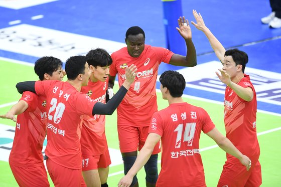 9일 열린 OK금융그룹과 경기에서 득점한 뒤 기뻐하는 한국전력 선수들. 한국배구연맹
