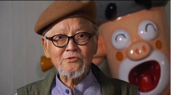 지난 8월 작업실에서 황금펜촉상 수상 소감을 밝히는 신문수 선생. [사진 웹툰협회]