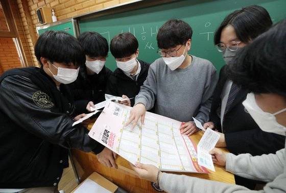 지난달 19일 오전 대전시 중구 목동 대성고등학교 3학년 교실에서 학생들이 전날 치른 2022학년도 대학수학능력시험 가채점 점수를 토대로 지원 가능한 대학을 상담하고 있다. 연합뉴스