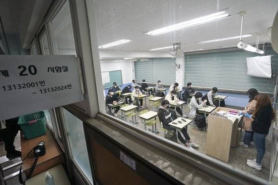 2022학년도 대학수학능력시험이 실시된 18일 서울 영등포 여의도고등학교에 마련된 수능 고사장에서 수험생들이 시험을 앞두고 자습하고 있다. [사진공동취재단]