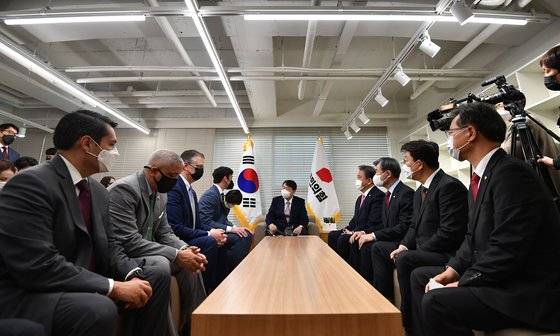 국민의힘 윤석열 대선 후보가 지나달 12일 서울 여의도 국민의힘 당사에서 존 오소프 미 상원의원과 대니얼 크리튼브링크 미국 국무부 동아시아·태평양 담당 차관보를 접견하고 있는 모습. 긴 직사각형 테이블에 앉아 발언하고 있다. 연합뉴스