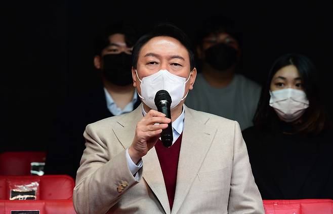 윤석열 국민의힘 대선후보가 8일 서울 종로구 대학로의 한 소극장에서 열린 청년문화예술인과의 간담회에서 인사말을 하고 있다. [국회사진기자단]