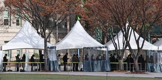 서울시청 앞 서울광장 코로나19 선별진료소를 찾은 시민들이 검사 순서를 기다리고 있다. 연합뉴스