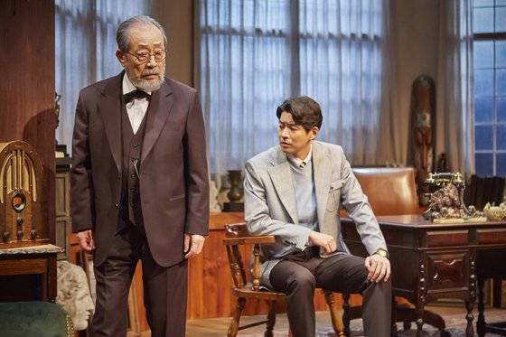 지난해 연극 '라스트 세션'에서 연기한 신구(왼쪽)와 이상윤 배우. 내년 1월에도 같은 역할로 무대에 선다. [사진 파크컴퍼니]