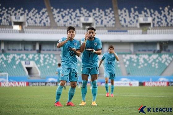 세징야(오른쪽)와 함께 골 세리머니를 하는 이근호. [사진 한국프로축구연맹]