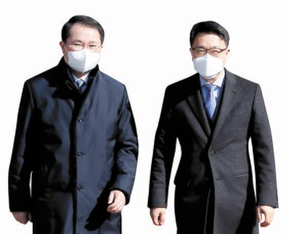 김진욱 고위공직자범죄수사처장과 여운국 차장(왼쪽)이 3일 경기 과천시 정부과천청사 공수처 청사를 나서고 있다. 뉴스1