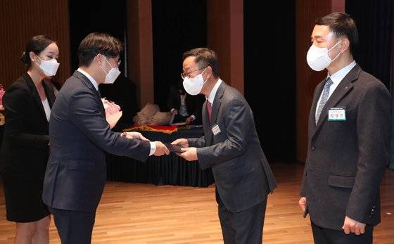 이건준 BGF리테일 대표이사(오른쪽)가 대통령상을 수상하고 있다. [사진 대한상의]