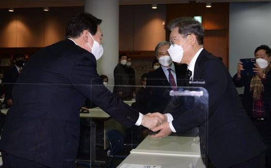 [서울=뉴시스] 국회사진기자단 = 이재명 더불어민주당, 윤석열 국민의힘 대선 후보가 9일 서울 마포구 연세대학교 김대중도서관에서 열린 '김대중 대통령 노벨평화상 수상 21주년 기념식 및 학술회의'에 참석해 인사하고 있다. 2021.12.09. photo@newsis.com