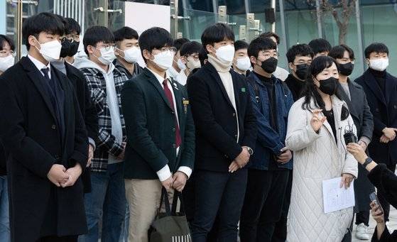 김정선 일원법률사무소 변호사가 8일 오후 서울 서초구 서울행정법원에서 열린 2022학년도 대학수학능력시험 과학탐구영역 생명과학Ⅱ 출제오류 관련 집행정지 신청 심문을 마친 후 입장을 말하고 있다.뉴스1