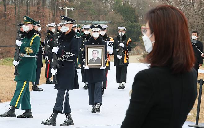 9일 오후 경기도 파주시 동화경모공원 전망대 옆 묘역에서 고(故) 노태우 전 대통령의 국가장 안장식이 열렸다. 이날 의장대가 영현 봉송을 하고 있다. 오른쪽은 딸인 노소영 아트나비 관장. 우상조 기자