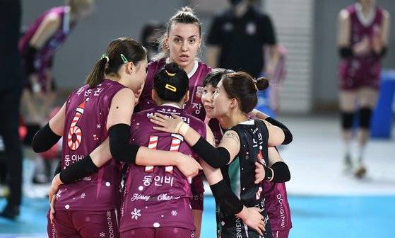 9일 IBK기업은행전에서 득점한 뒤 기뻐하는 KGC인삼공사 선수들. [사진 한국배구연맹]