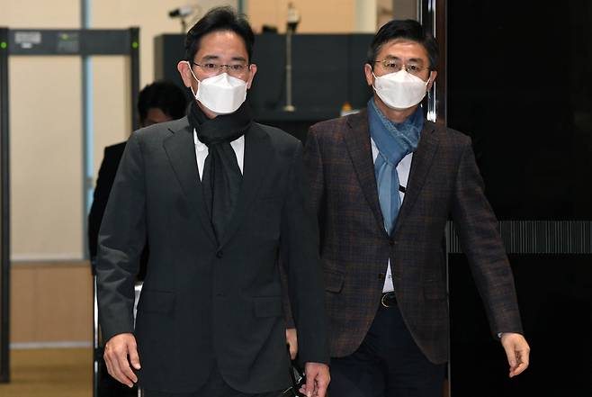 Lee Jae-yong (left), Vice Chairman of Samsung Electronics, and Kim Won-kyong, Samsung Electronics Executive Vice President in charge of global public affairs, arrive at Seoul Gimpo Business Avation Center at around 2:30 p.m. Thursday. (Yonhap)