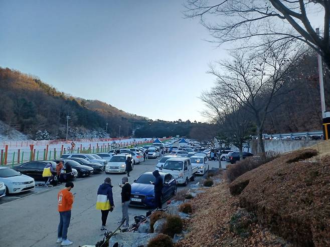 Visitors get ready to ski and snowboard after renting equipment at Vivaldi Park in Hongcheon, Gangwon Province, Dec. 4. (Lee Si-jin/The Korea Herald)