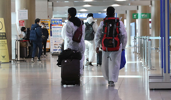 지난 11월 28일 오전 인천국제공항 1터미널에서 해외입국객들이 입국을 하고 있다. (매경DB)