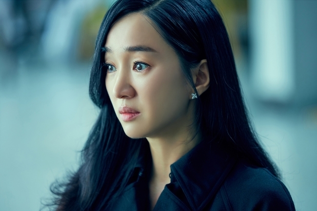 The past history of City Soo Ae is revealed one by one.The first JTBC tree drama City (played by Son Se-dong/directed by Jeon Chang-geun/produced High Story D & C, JTBC Studio) was broadcast on December 8th, with its sweeping development and sensual production, three-dimensional character and Soo Ae (played by Yoon Hee), Kim Kang-woo (played by Jung, Hyo), Lee E- Actors overwhelming acting, including Dam (played by Lee Seol) and Kim Mi-sook (played by Seo Han-sook), attracted the attention of viewers with the best synergy.In the last broadcast, Yoon Hee (Soo Ae) received the key from mother-in-law Seo Han-sook (Kim Mi-sook), who collected the best of Korean people, and her move with a double-edged sword in her hand is noteworthy.Meanwhile, Kwon Min-sun (Baek Ji-won), wife of Cho Gang-hyun (Jeong Hae-gyun), a candidate for the prosecutor general who had close relations with Yoon Jae Hee, suddenly died and predicted another wave.In the second episode broadcast on the 9th, Yoon Jae Hee will be revealed to the story that he has to confront Seo Han-sook.Yoon Hee grew up thinking that poverty is eating some love from a young age and chose to marry himself.However, the marriage of her husband Jung and Hyo (Kim Kang-woo) was not smooth from the beginning, and at the center of it, Yoon Jong-pil (Nam Myung-ryeol) is the father of Yoon Jae Hee.Yoon Jong-pil, who is wearing a patient suit in the photo, greets Yoon Jae Hee with a bright expression, but Yoon Hee looks at him with a casual expression.For a while, Yoon Hee is holding back tears that are likely to fall at any moment, and the story behind the two people is also raising questions.